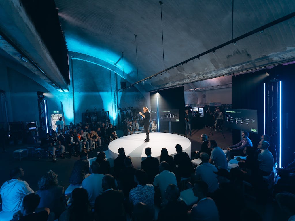 Christian Heilmann spreekt in een volle zaal tijdens The.NextGen's TechKnowFest evenement 2023.
