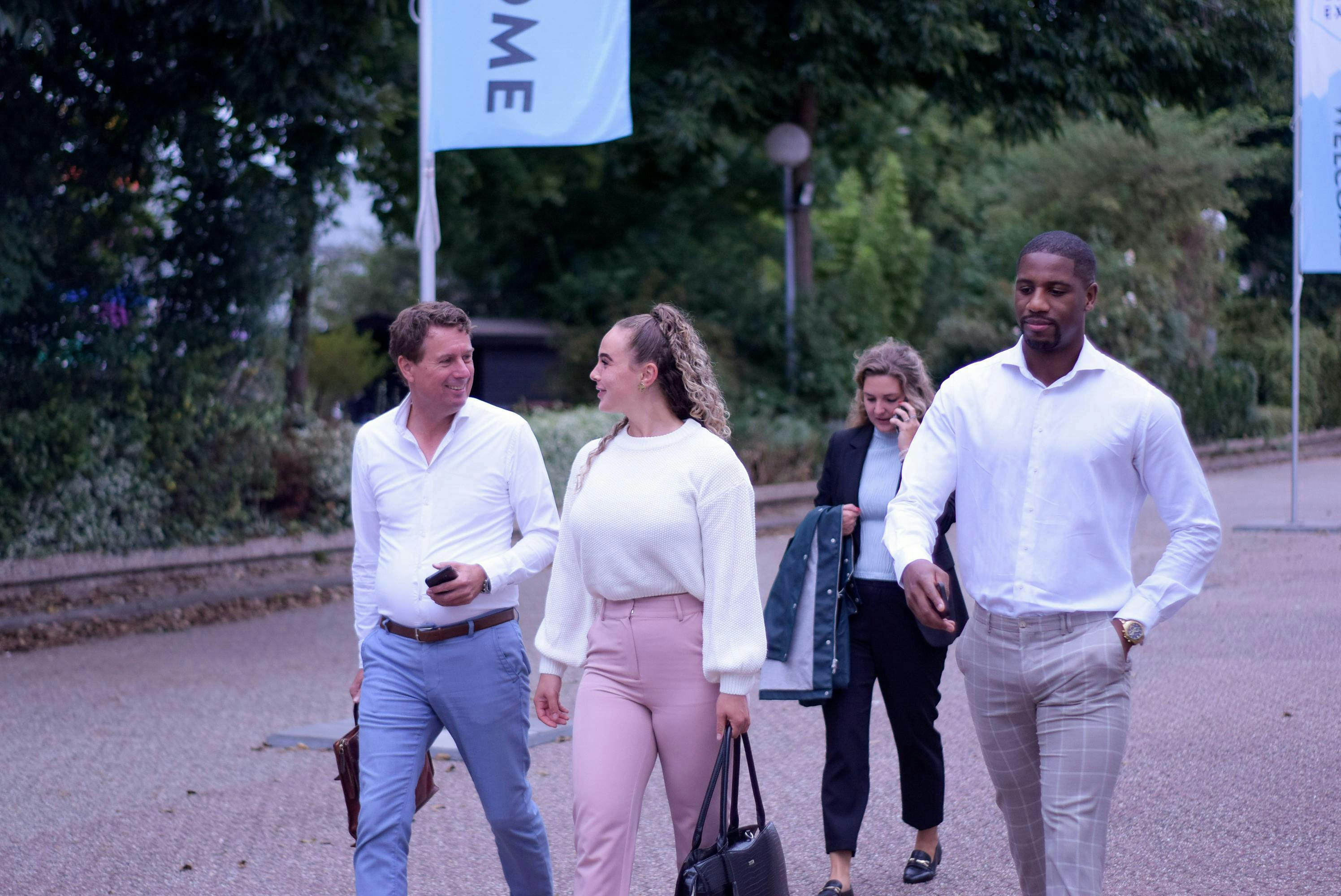 Vier nextgenners die lopen naar de ingang van het event.