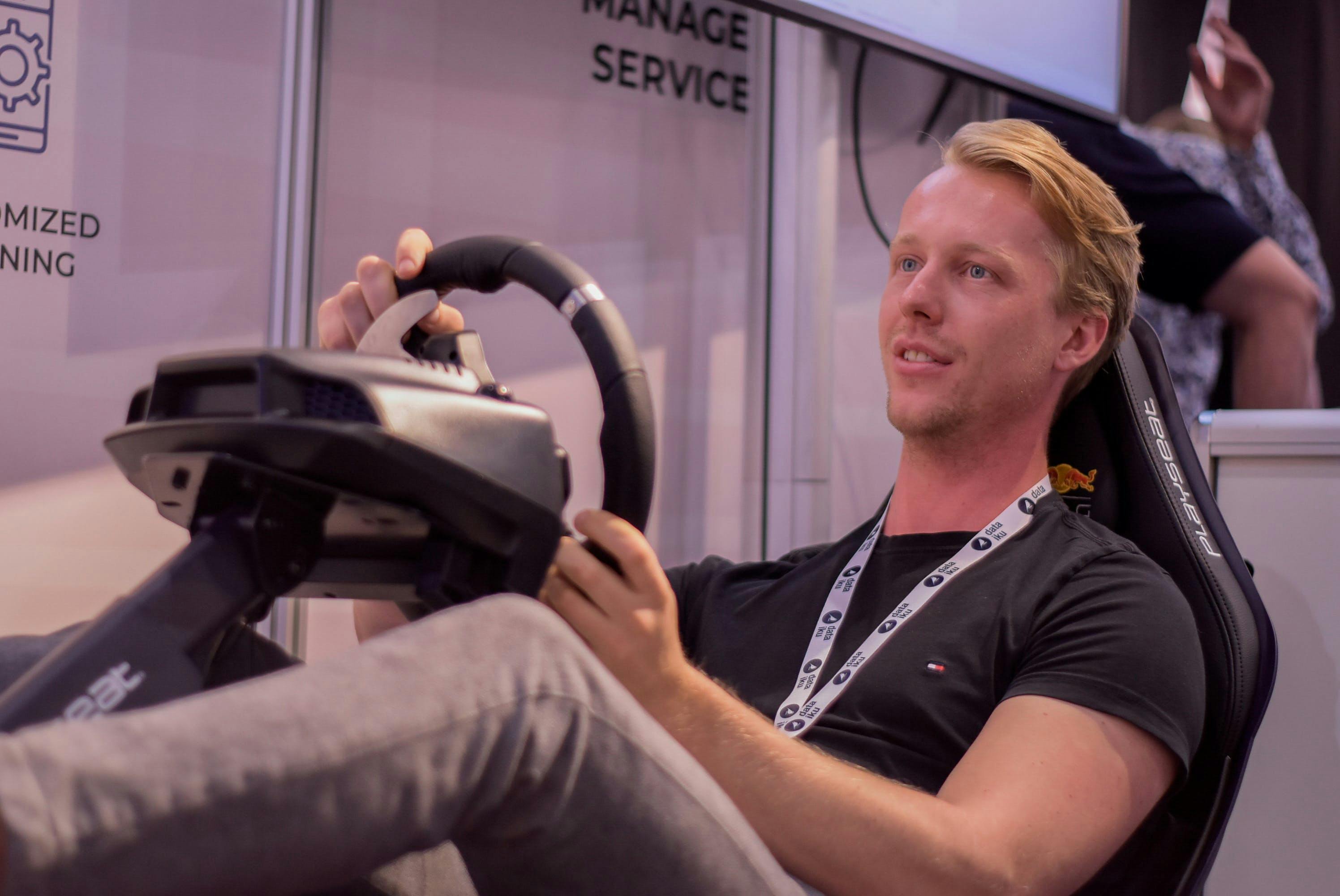 Next genner die Racing simulatie uitprobeert.