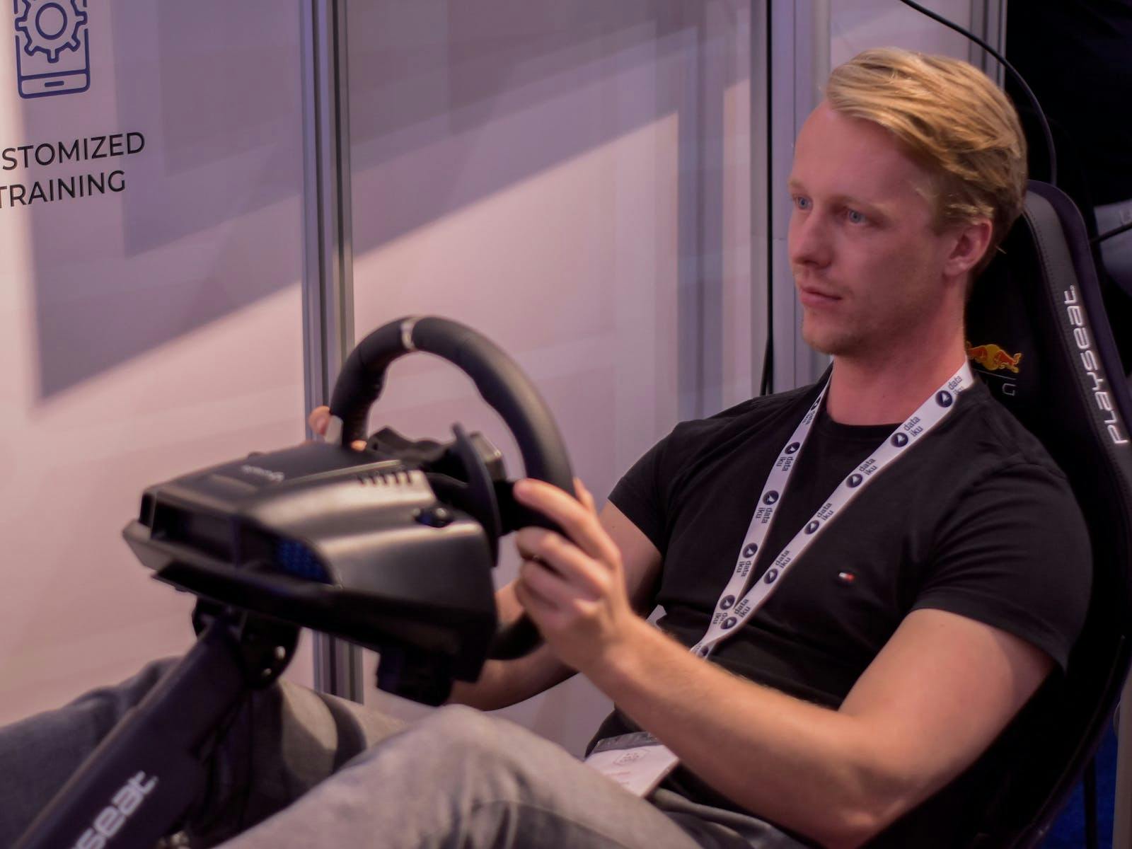 Next genner die Racing simulatie uitprobeert op de jaarbeurs.