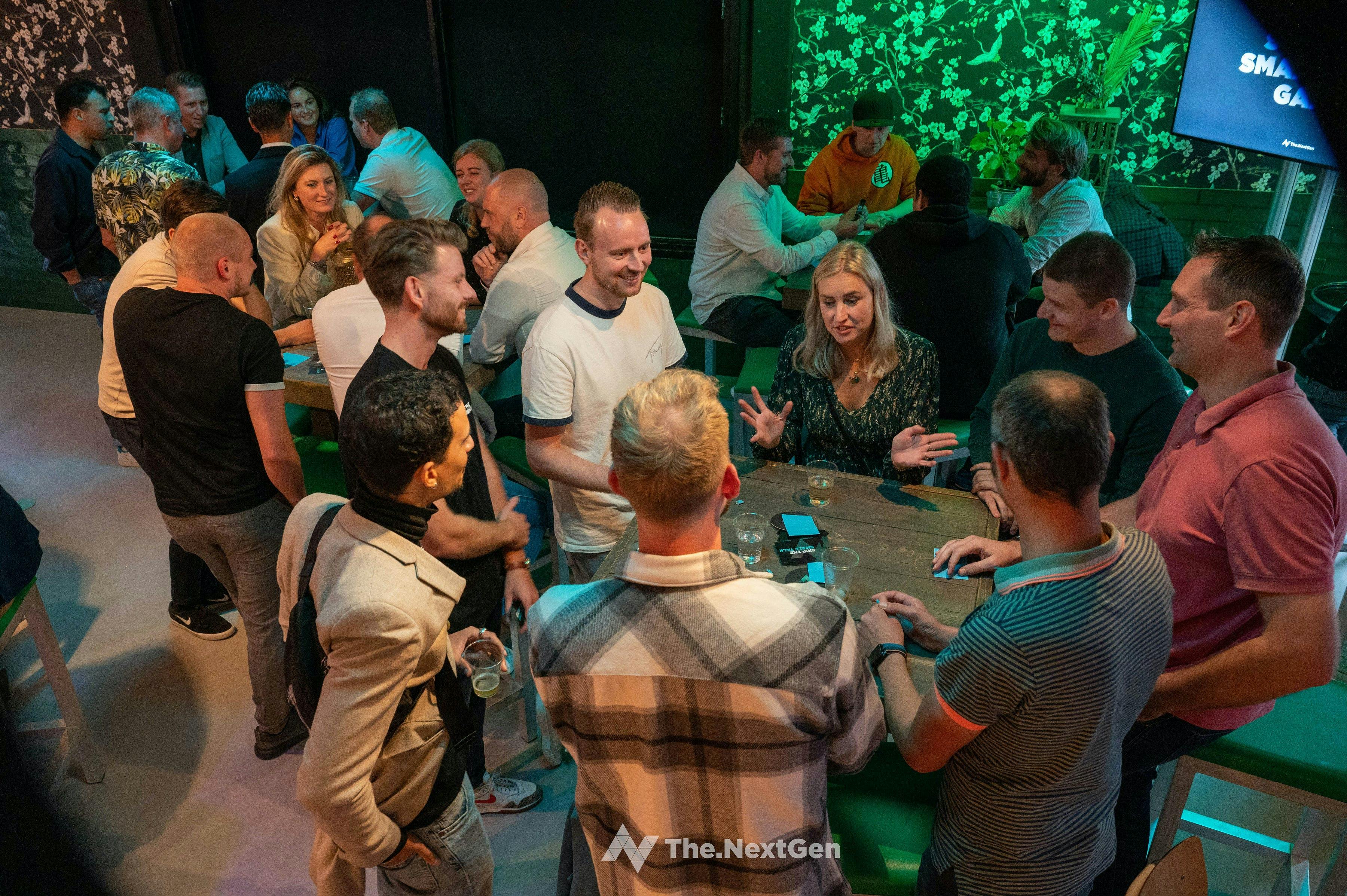 Collega's in gesprek op het summerevent.