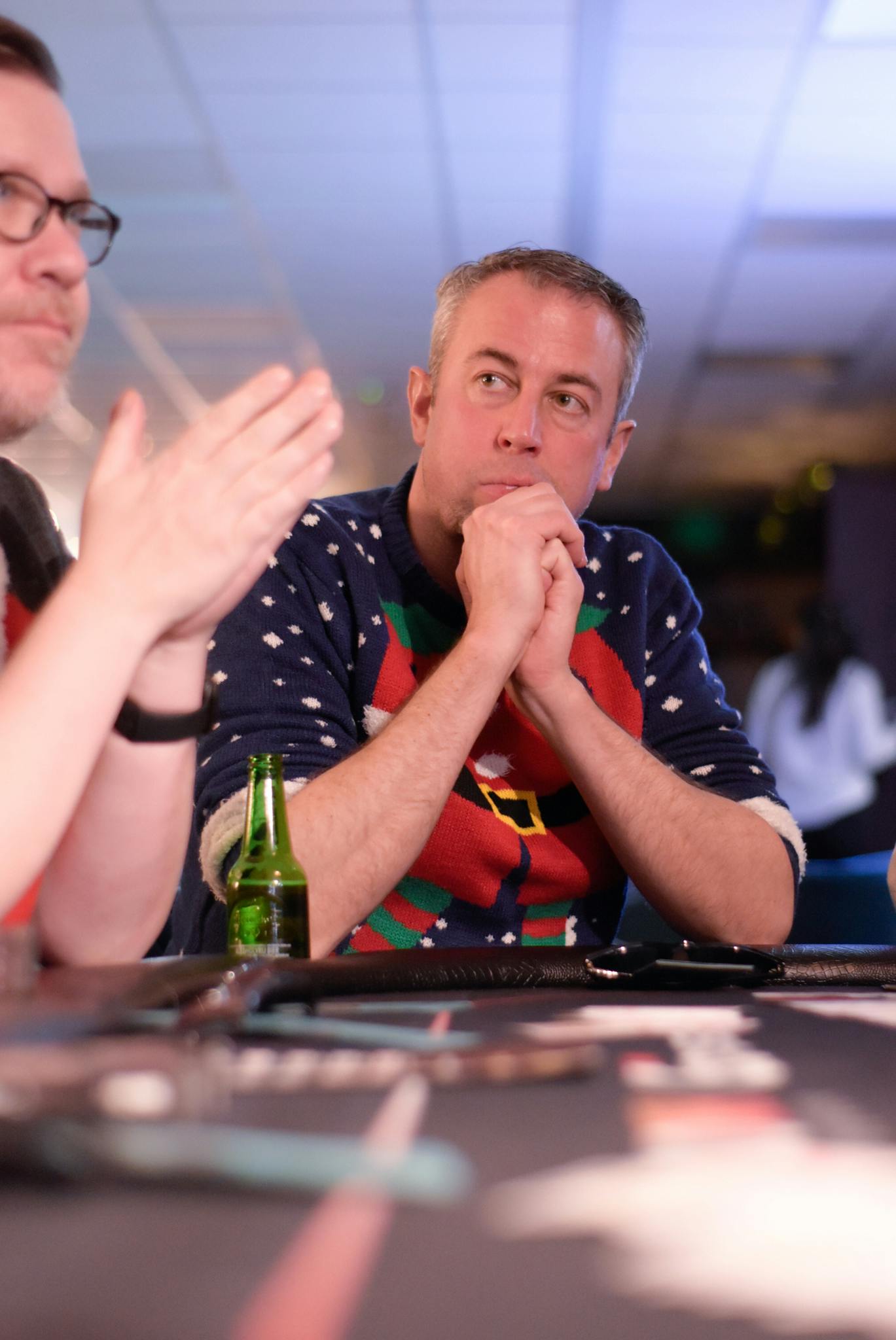 Collega's die poker spelen op het ugly sweater christmas.