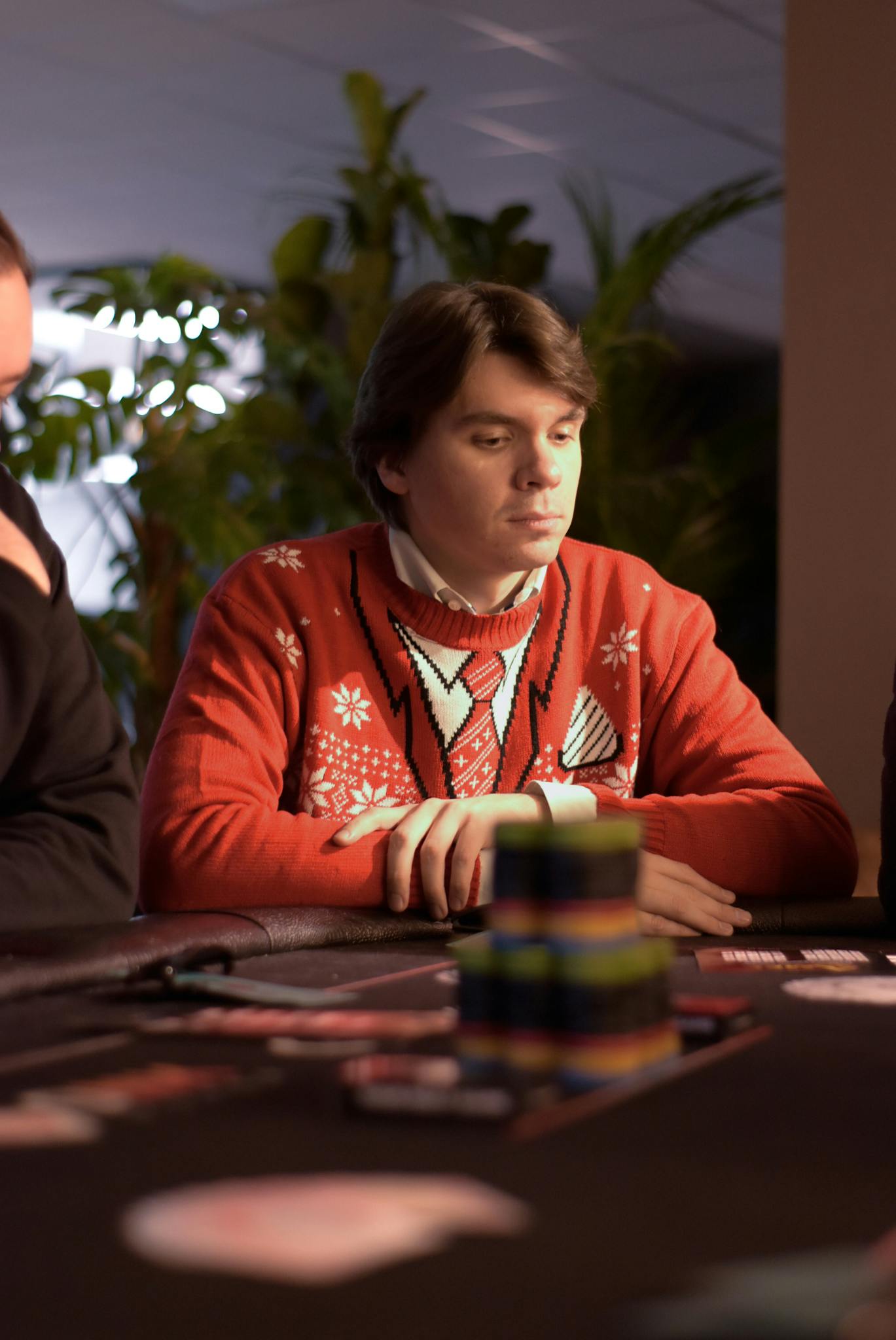 Nextgenner die denkent kijkt tijdens pokerspel.