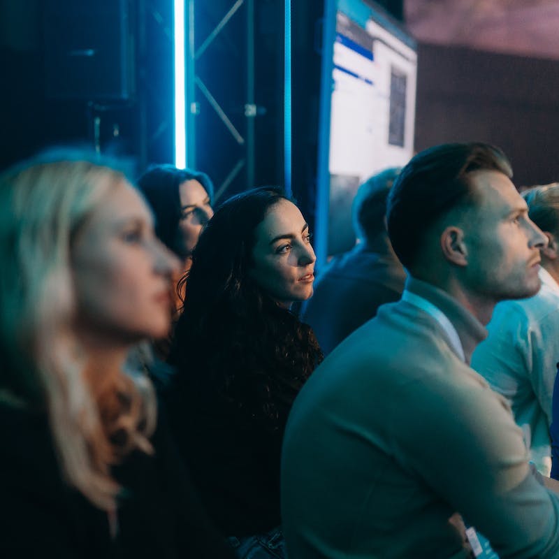 Publiek dat aandachtig luistert tijdens community event.