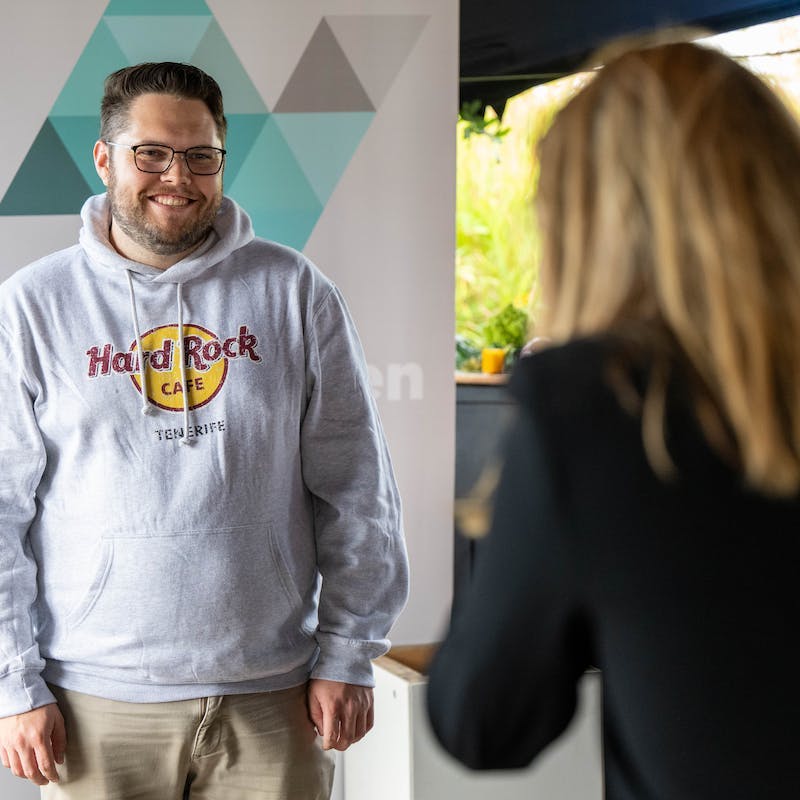 Glimlachende Next Genner bij community event.