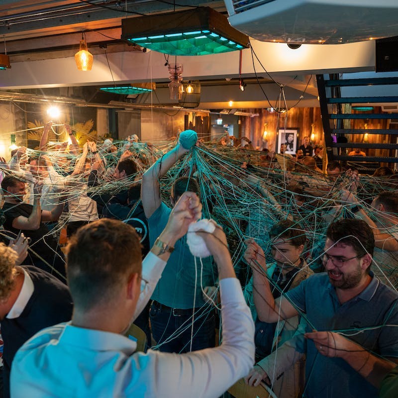 Gezellige foto in een bar met wollen draden over publiek.