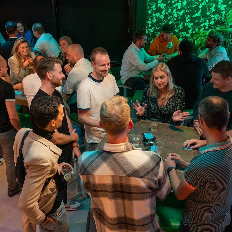 Collega's in gesprek aan tafel op Next.Gen event.