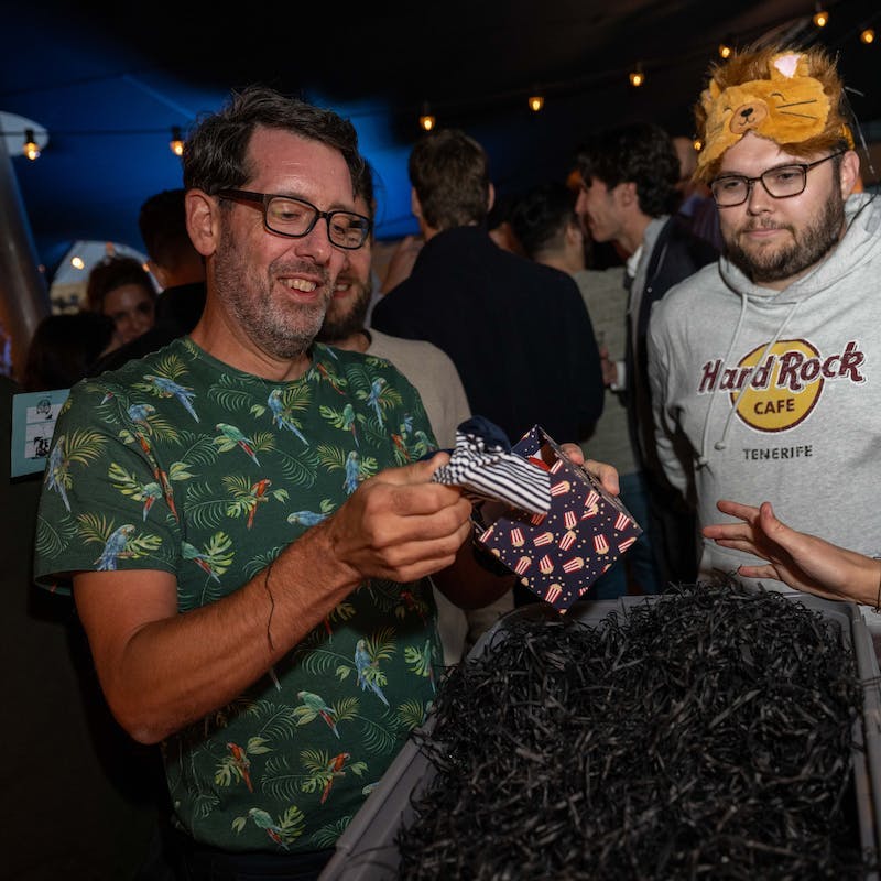 Collega die cadeautje uit grabbelton uitpakt.