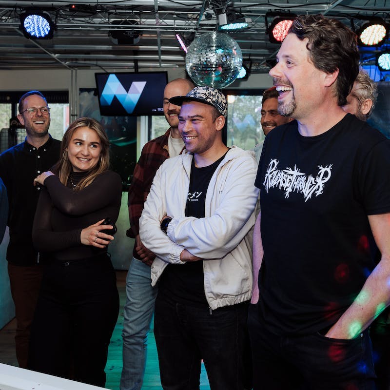 lachende groep collega's bij Next.Gen event.