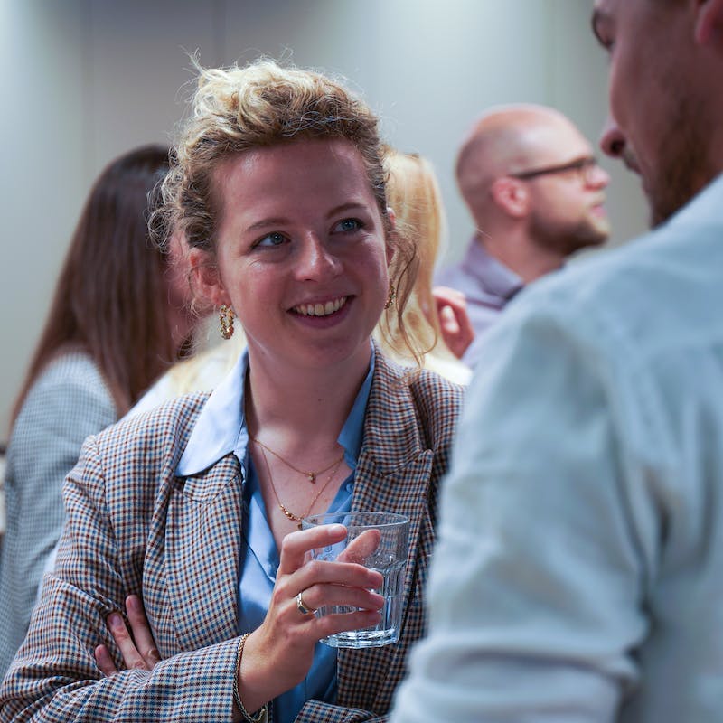 Blonde vrouw die aandachtig luistert.