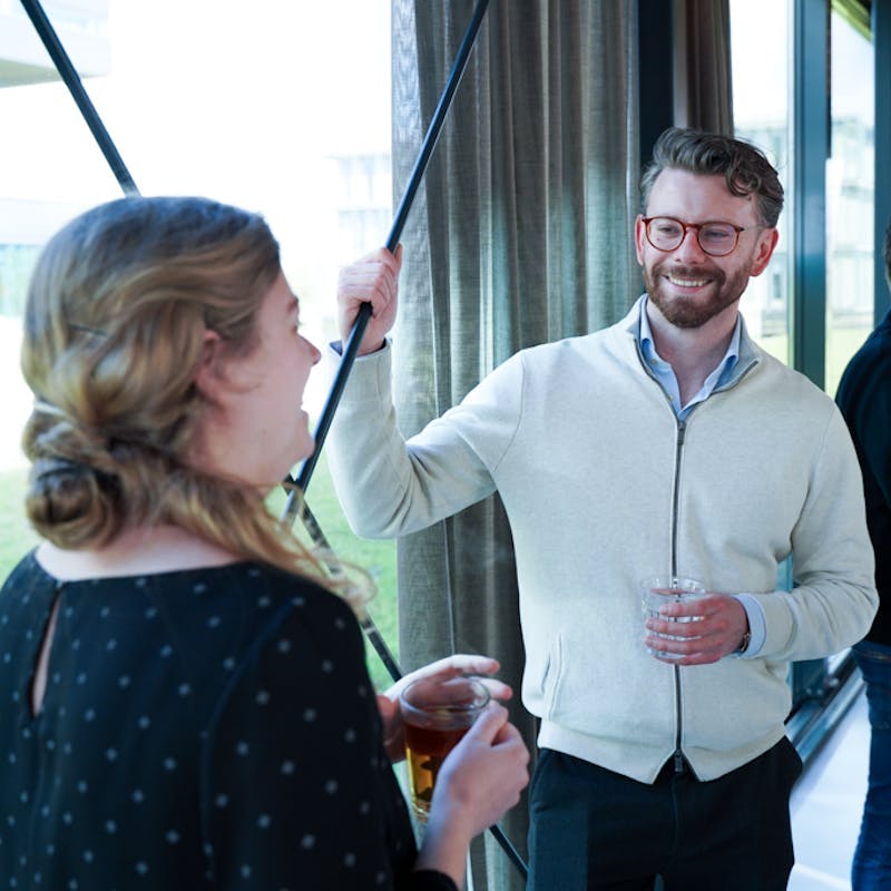 Raico van Velsen die aandachtig luistert naar Next Genner.