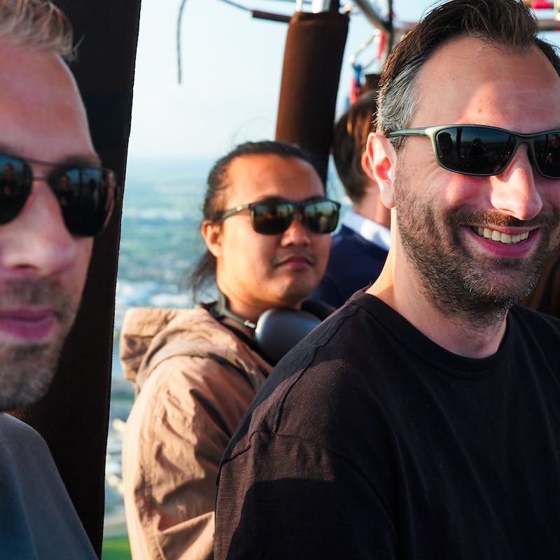 Next.Genners met hun zonnebril op in de luchtballon.