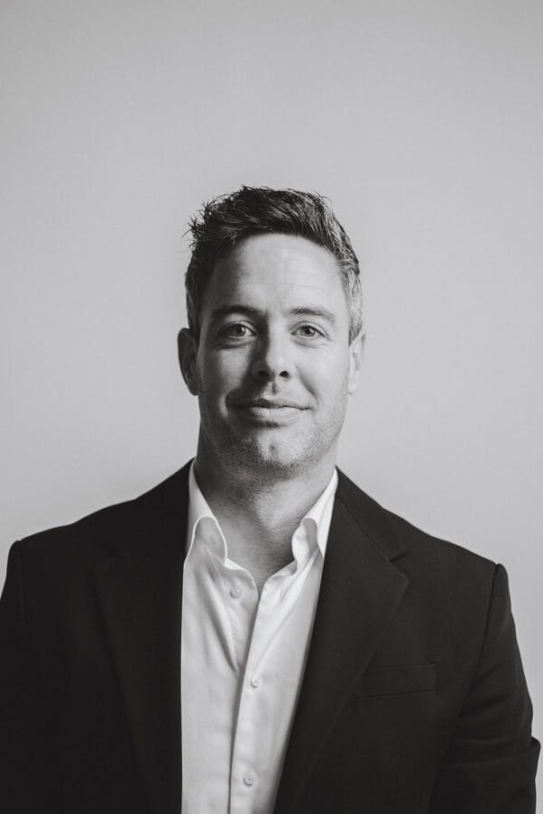 Zwart-wit headshot van Jasper Bolland.