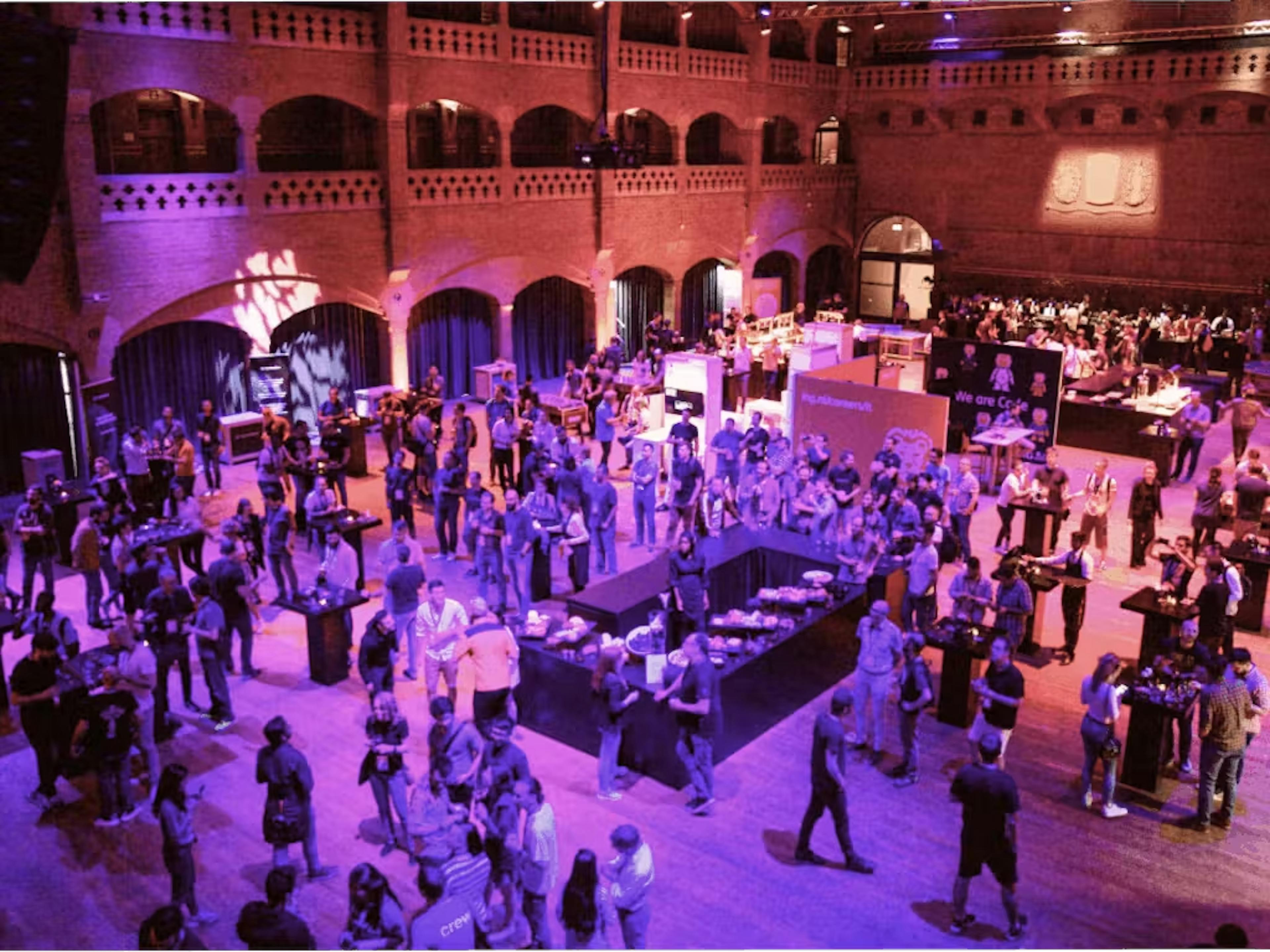 Volle zaal tijdens een IT beurs.