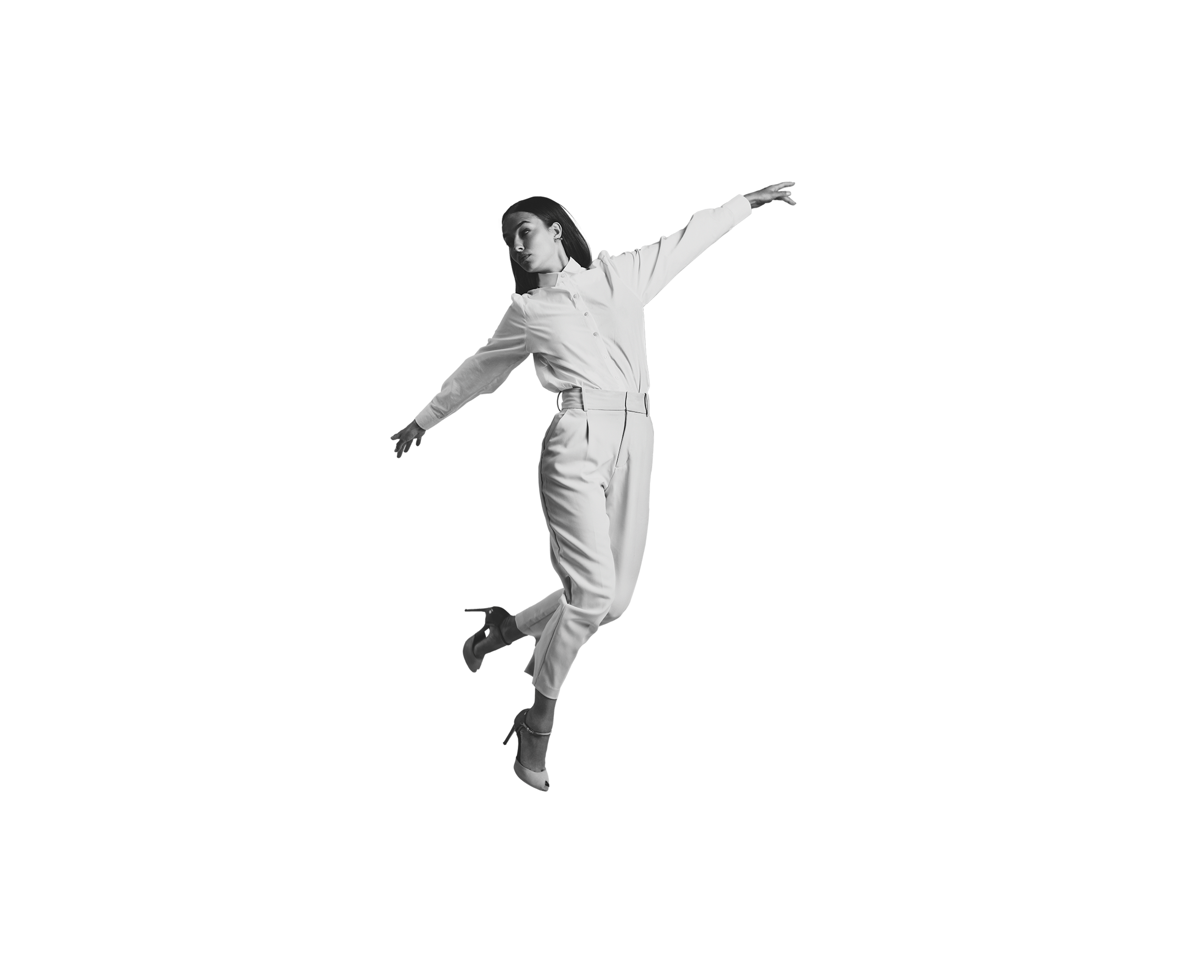 Een vrouw springt in de lucht met armen in de lucht tegen een transparante achtergrond. 