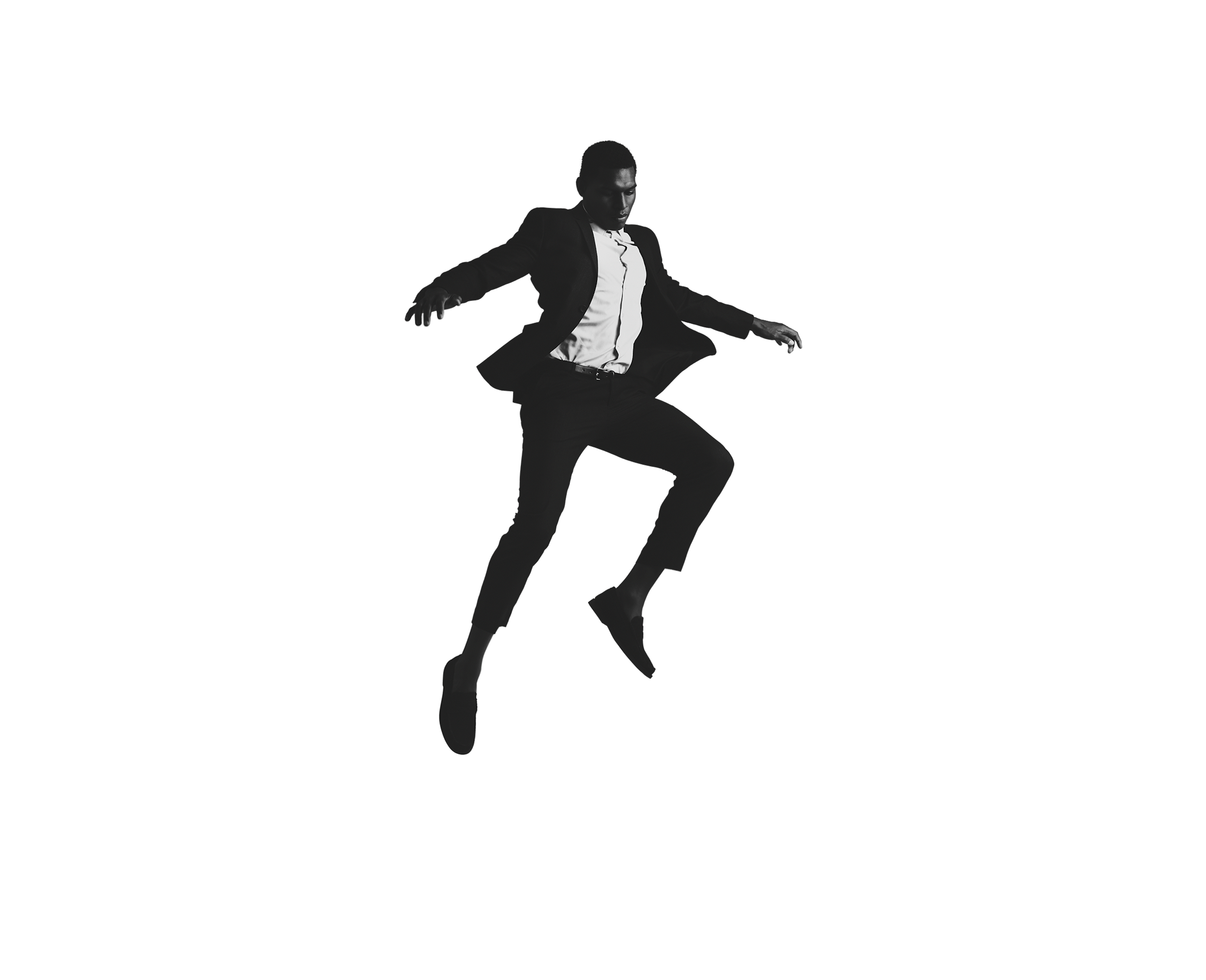 Een man springt in de lucht tegen een transparante achtergrond. 
