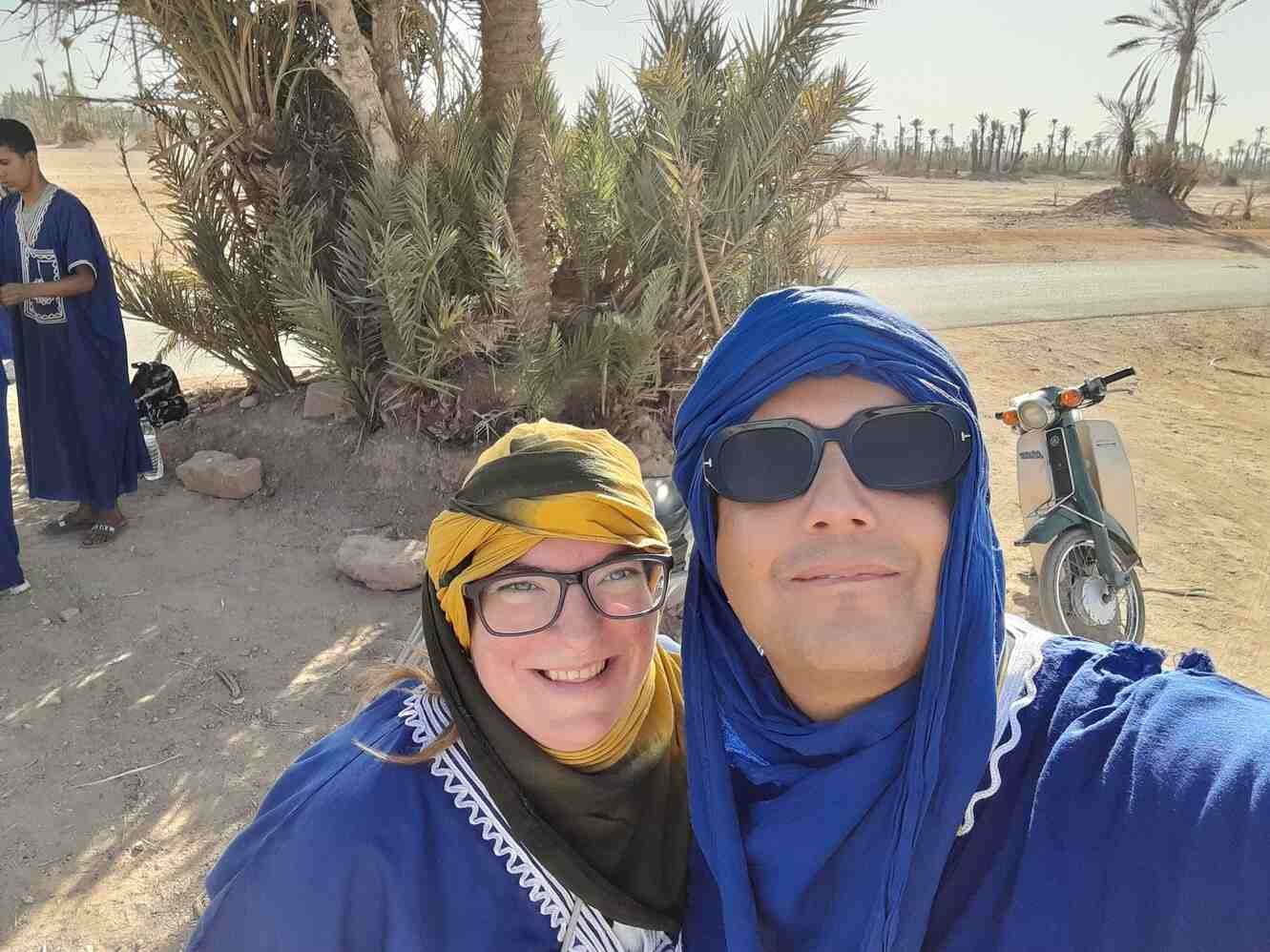 NextGenners Nicolle en Alex voor een palm in Marrakech.