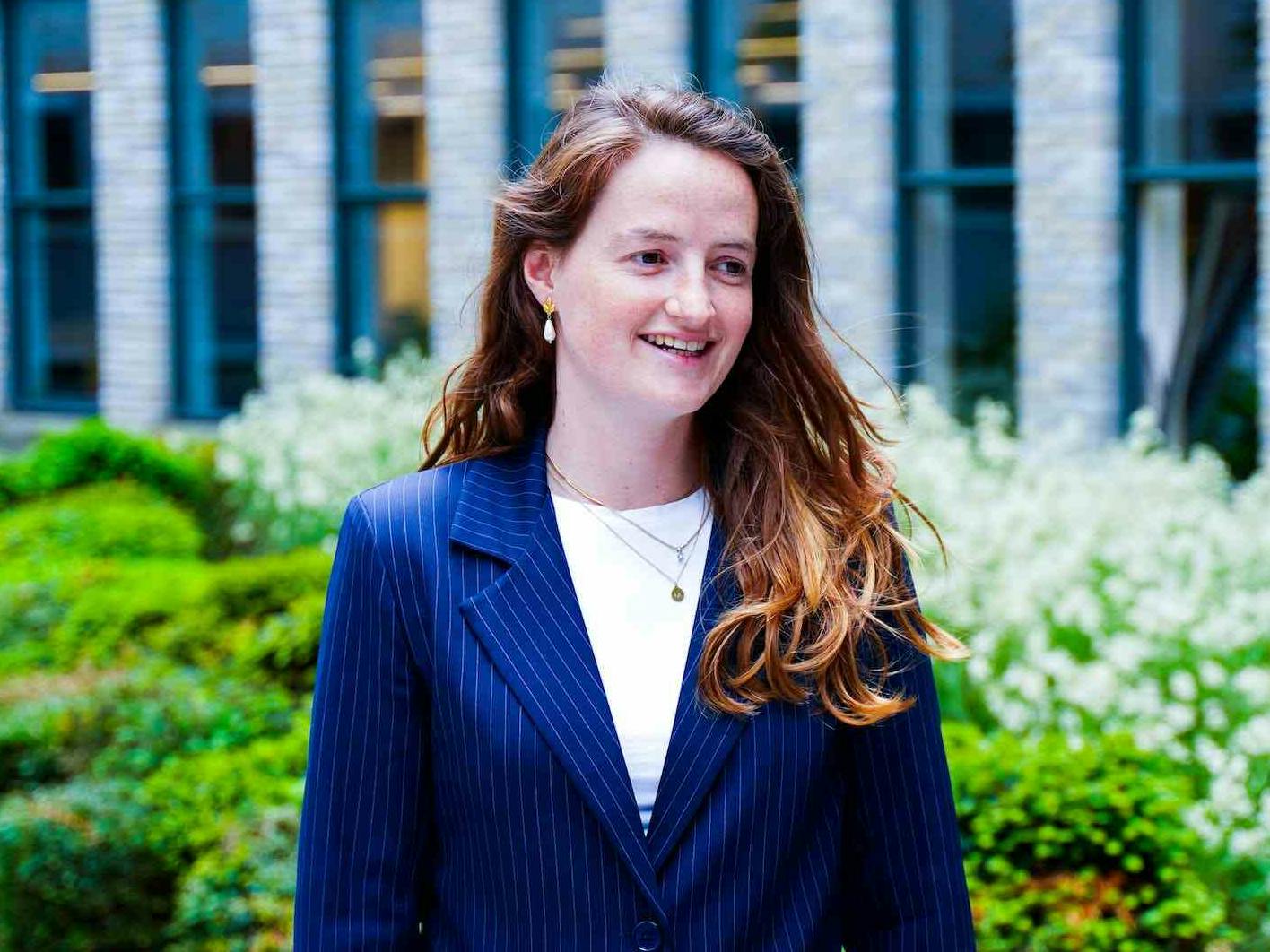 Corporate Tech Recruiter Maartje in de binnentuin van het Apollo Huis.