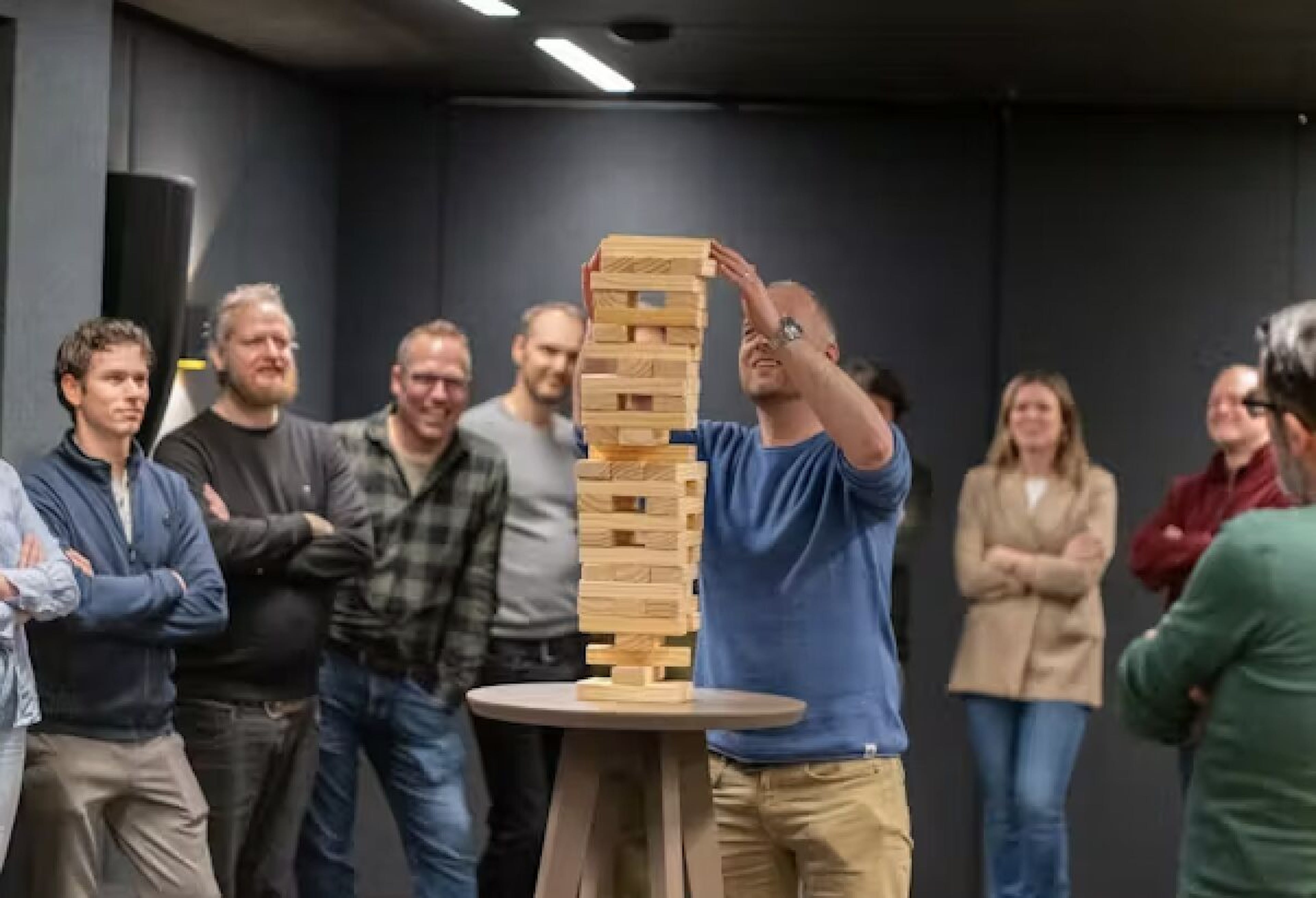 Een group NextGenners speelt Giant Jenga tijdens de masterminds day.