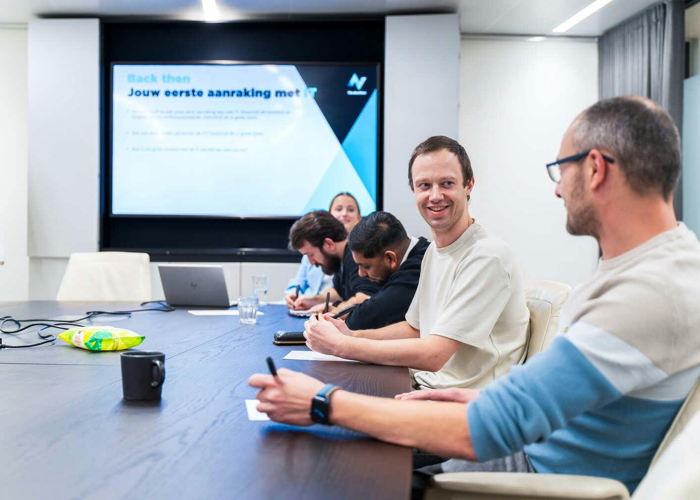 Lachende NextGen BI specialisten tijdens een masterminds dag.