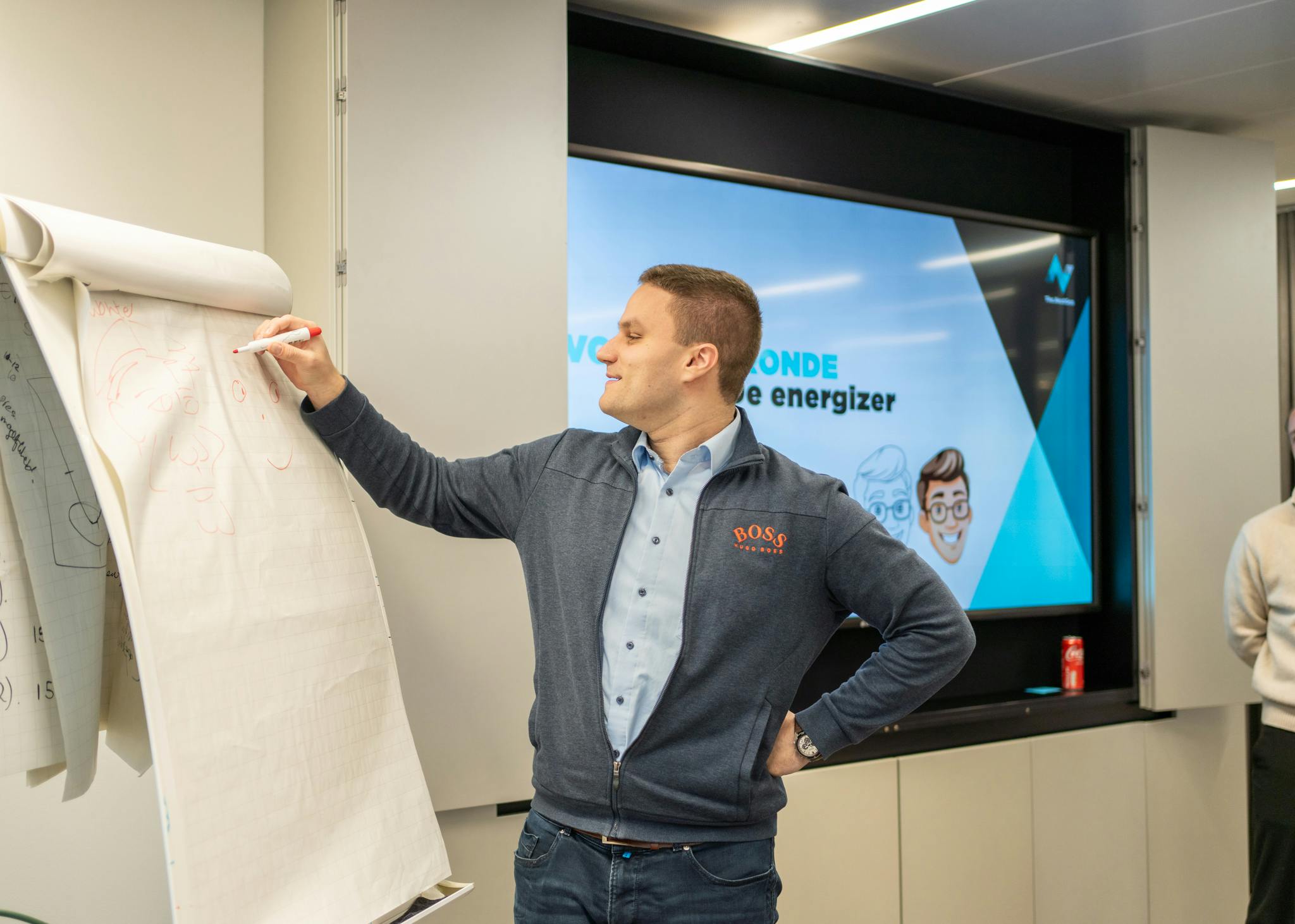 Een NextGenner tekent op een groot papier.