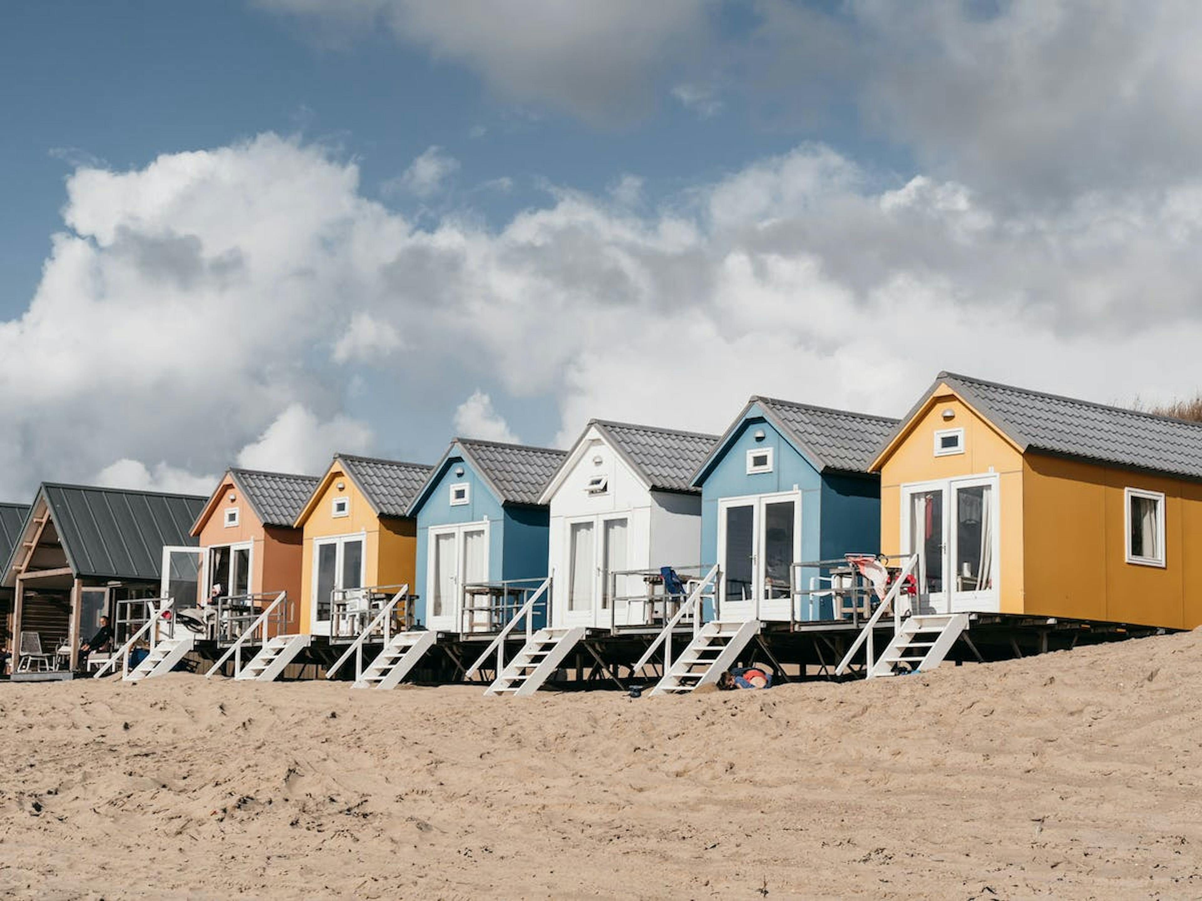 Kleurrijke strandhuisjes op het strand. 