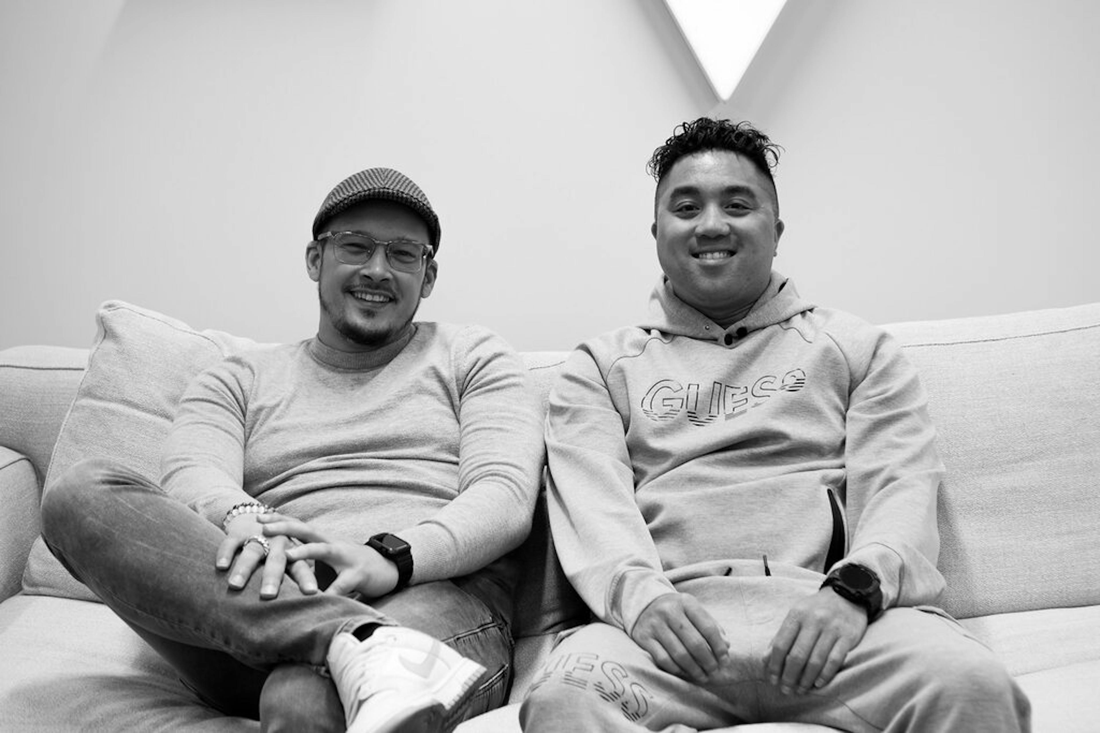 NextGenners Geoffrey en Richard zitten naast elkaar op de bank op het kantoor van The.NextGen