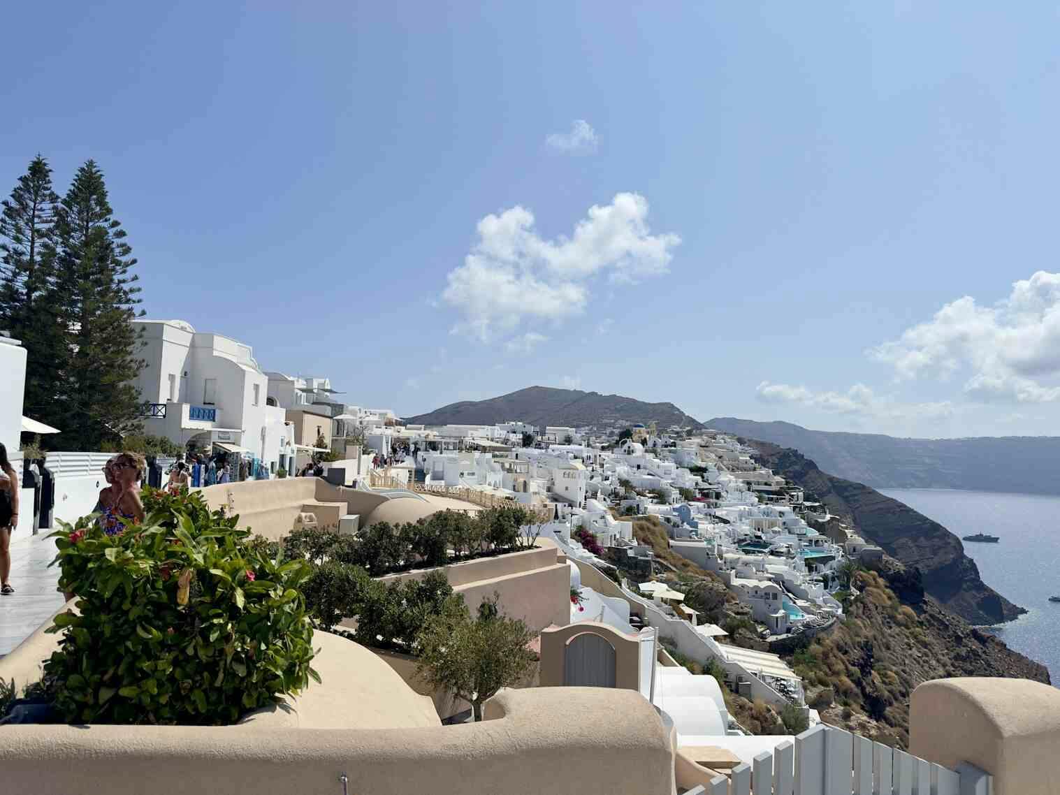 Grieks stadje op een eiland in de heuvels met zeezicht.