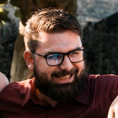 Mike Meuldijk lacht vriendelijk.