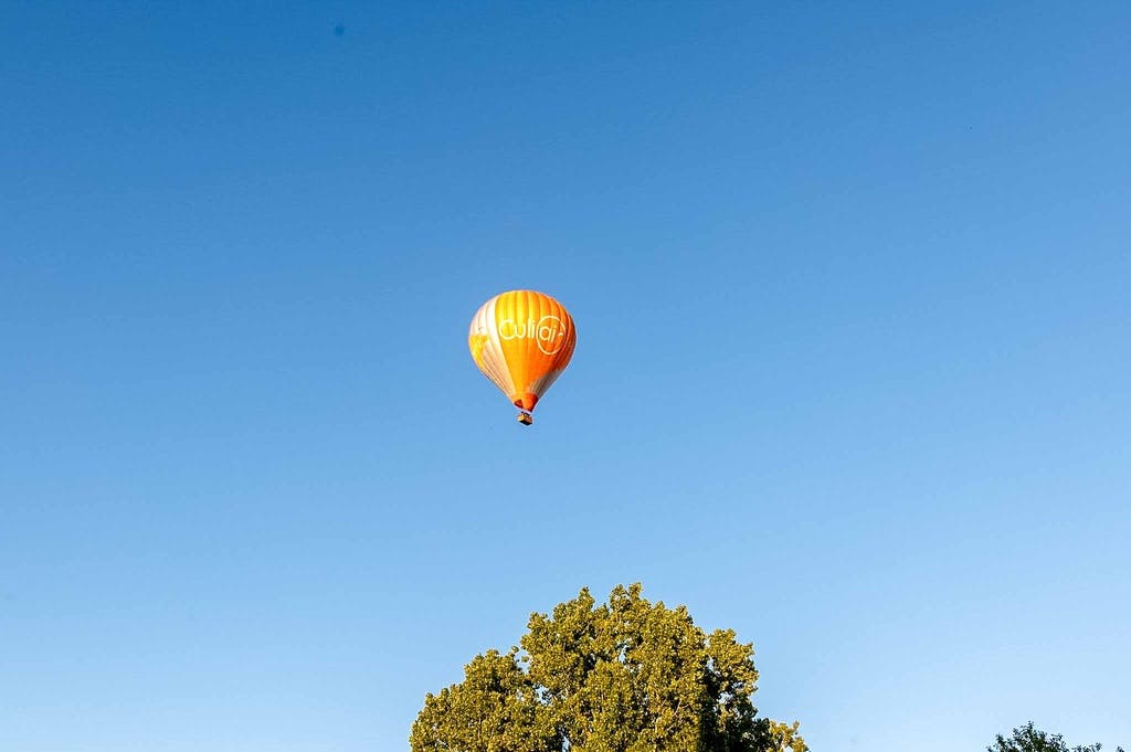 Een luchtballon van Culiair zweeft hoog in de lucht.