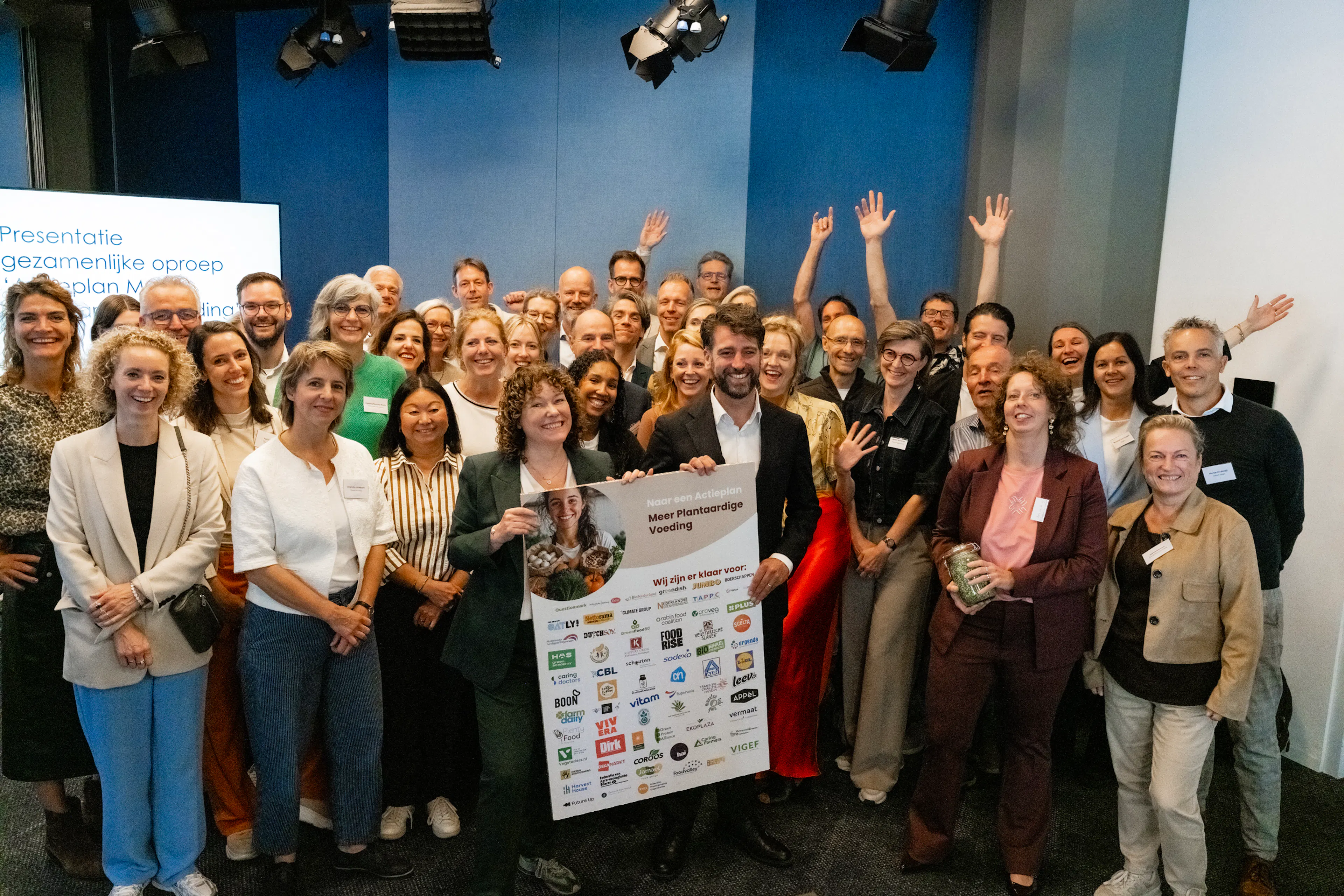 Foto met alle ondertekenende partijen van het Actieplan, aangenomen door Joris Lohman (CDA) en Anne-Marijke Podt (D66)