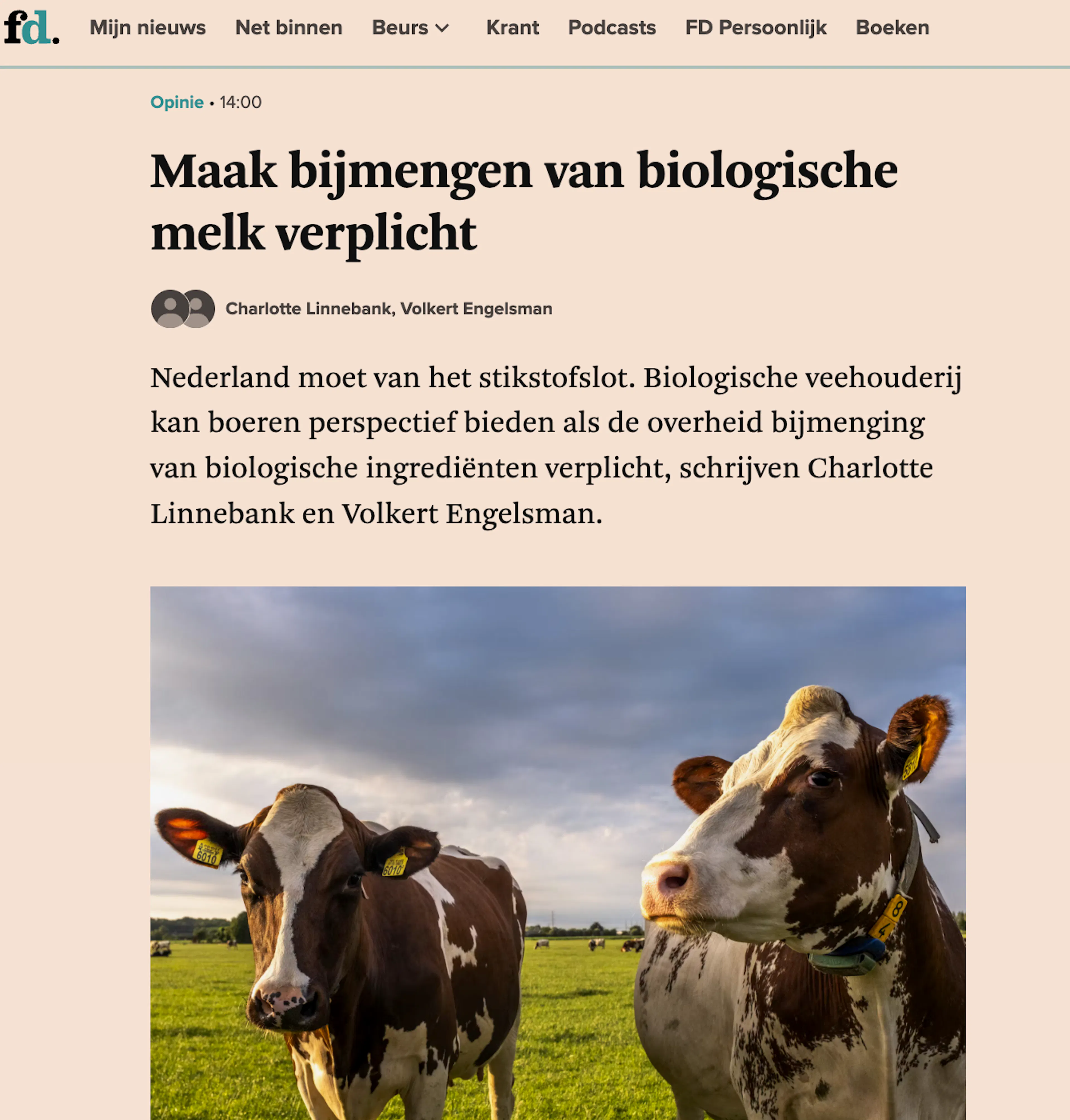 Webpagina van opiniestuk met titel "maak bijmengen van biologische melk verplicht" en foto van twee koeien.