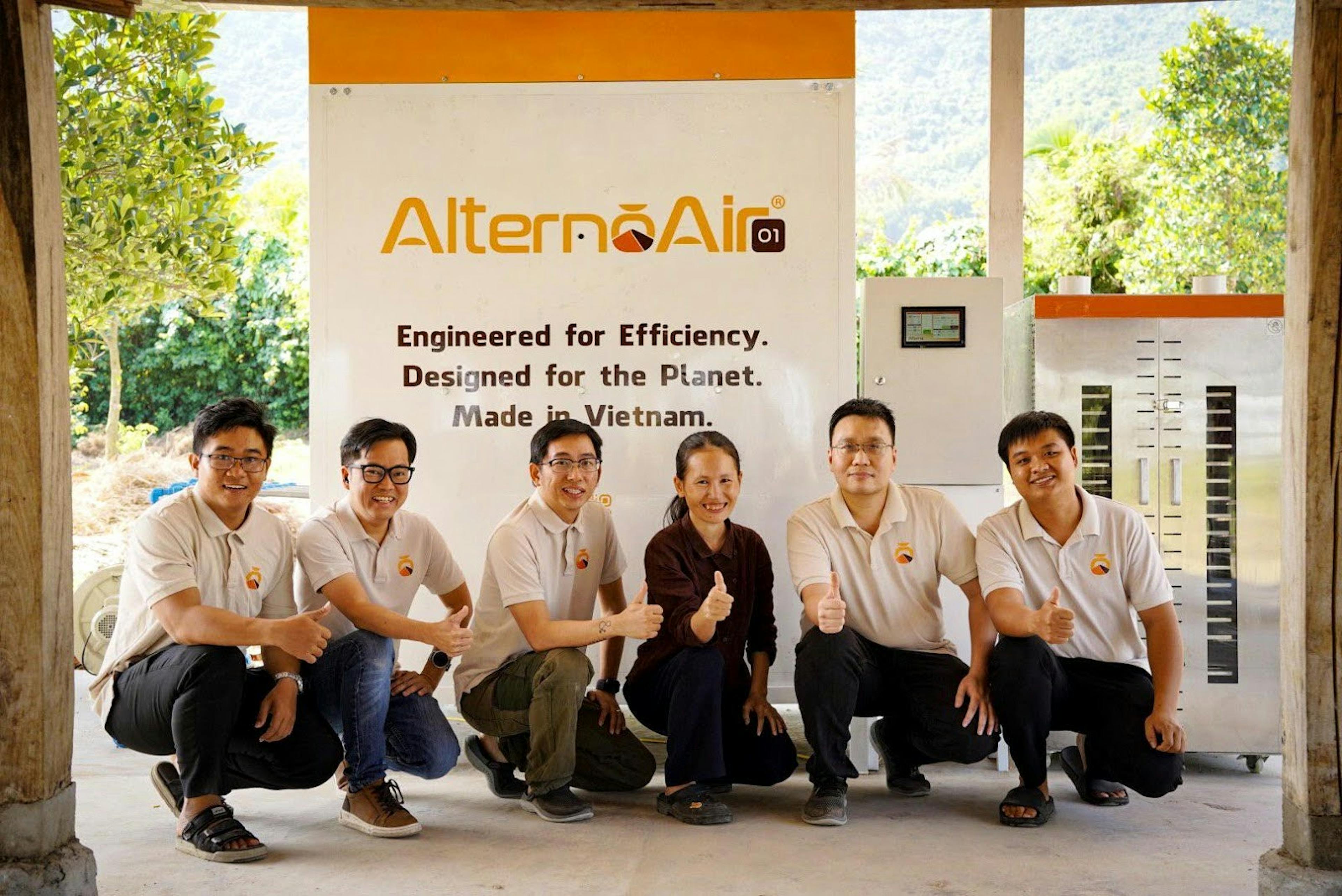 Team Alternō alongside client
