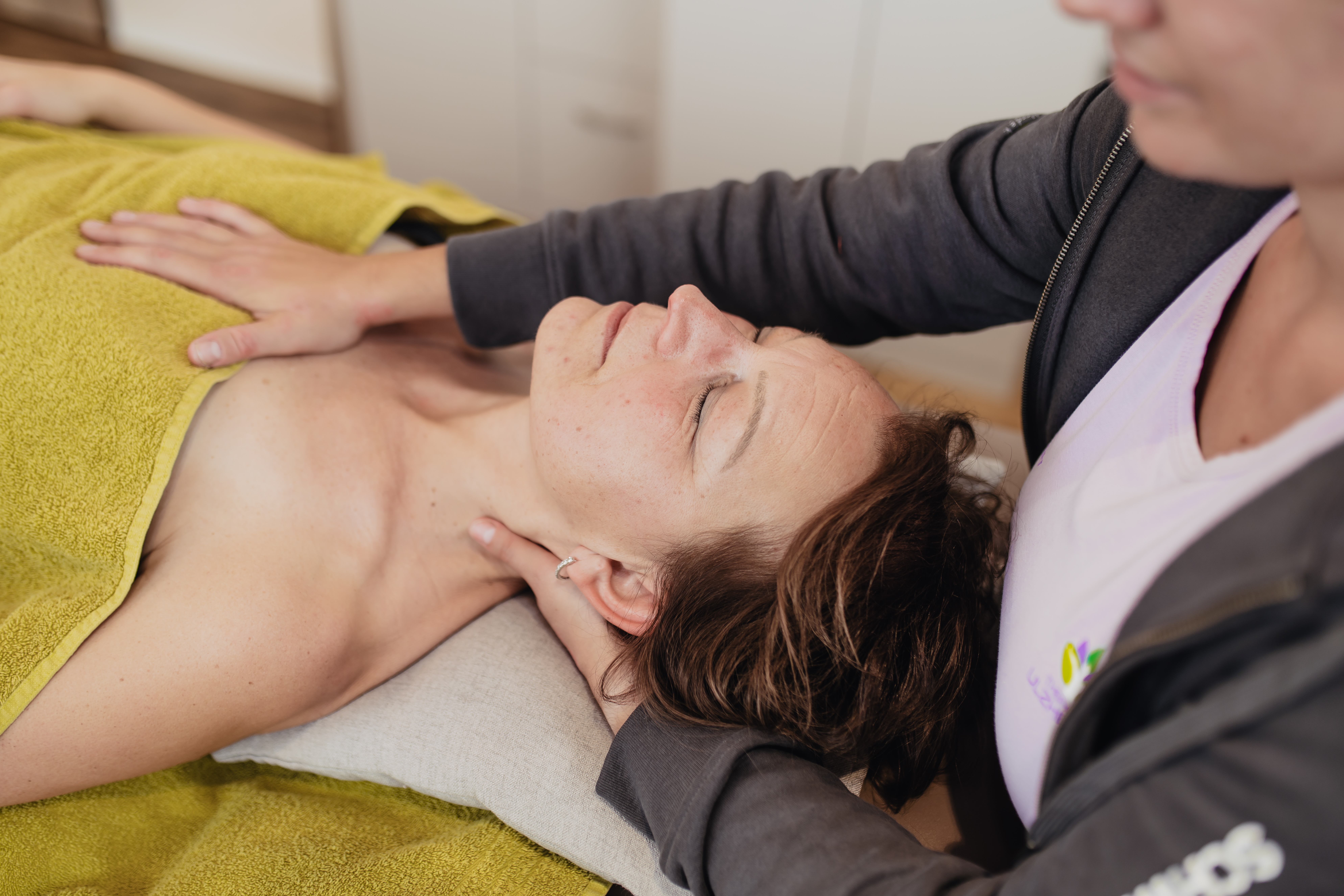 Osteopathie Frau mit Handauflegen