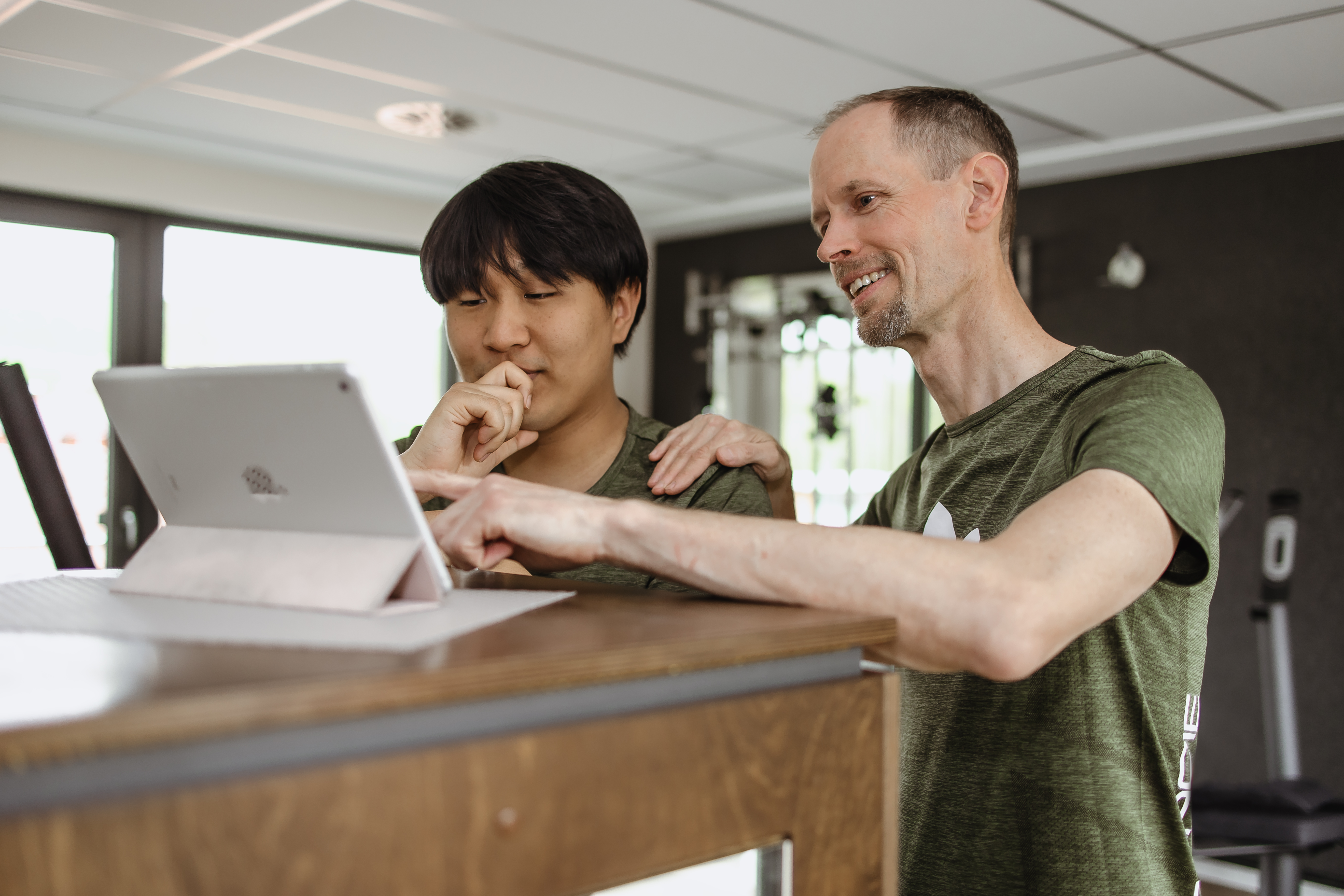 Kollegen zeigen Dokumente