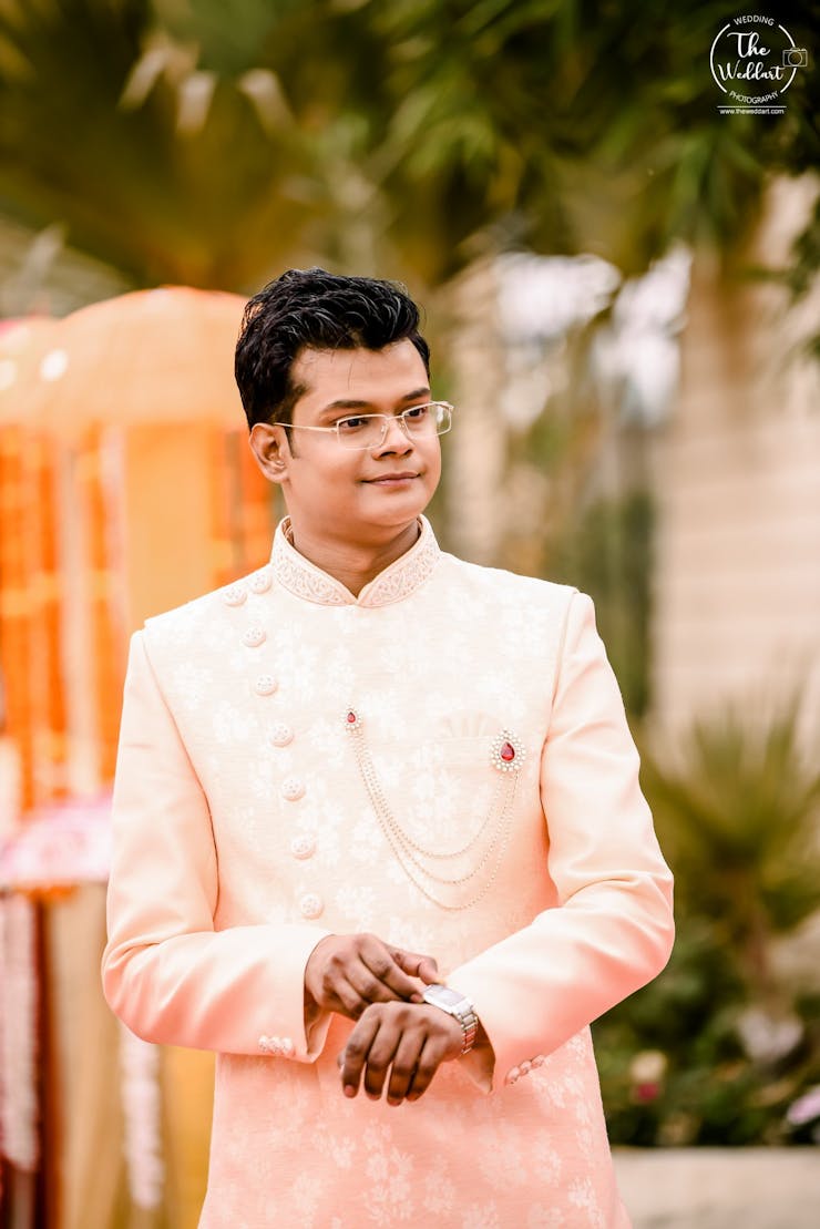 latest groom poses for wedding