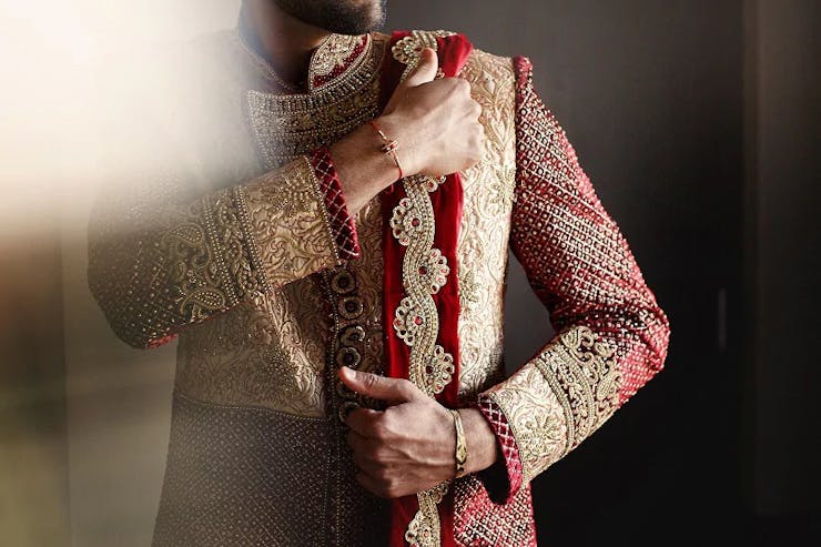 popular poses of groom while getting ready