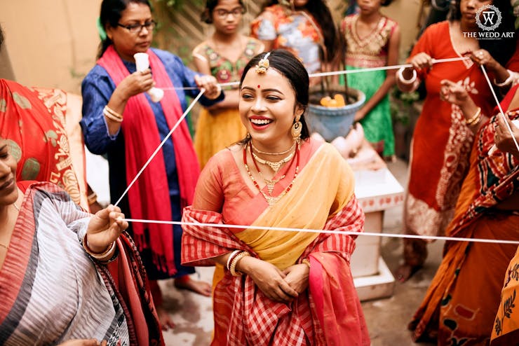 simple bridal haldi poses