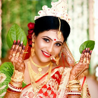 bengali bridal photoshoot pose