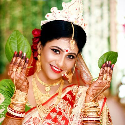 bengali bride wedding pose