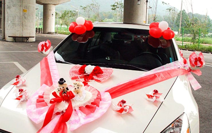 WEDDING CAR decorations With Roses And Ribbon
