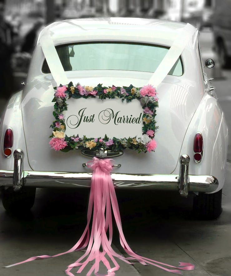 Wedding Car Decorating Ideas to Celebrate the Beginning of Family Life