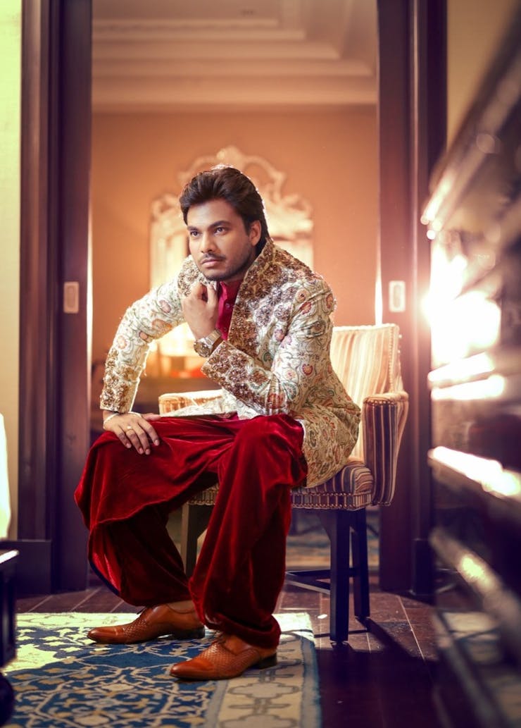 latest groom poses for wedding
