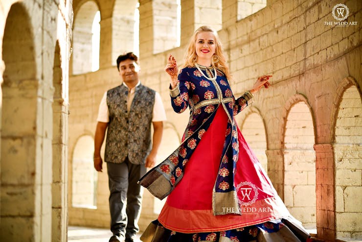 traditional wear for pre-wedding photography