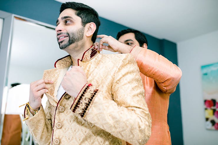 trending groom poses