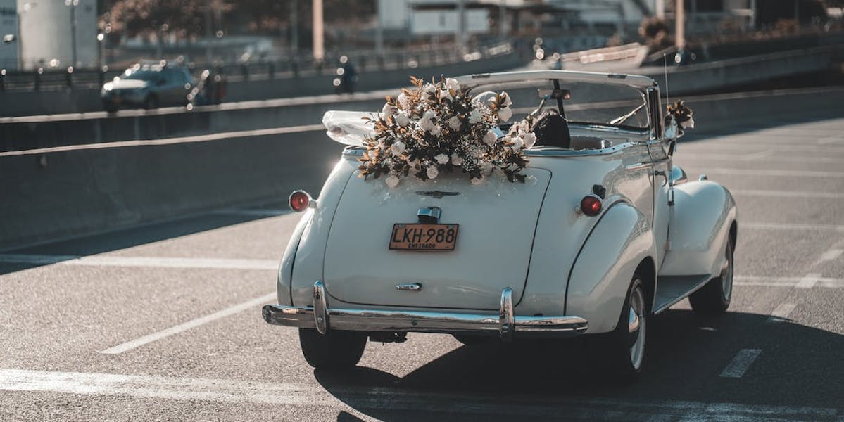 Trang trí xe cổ điển cho đám cưới