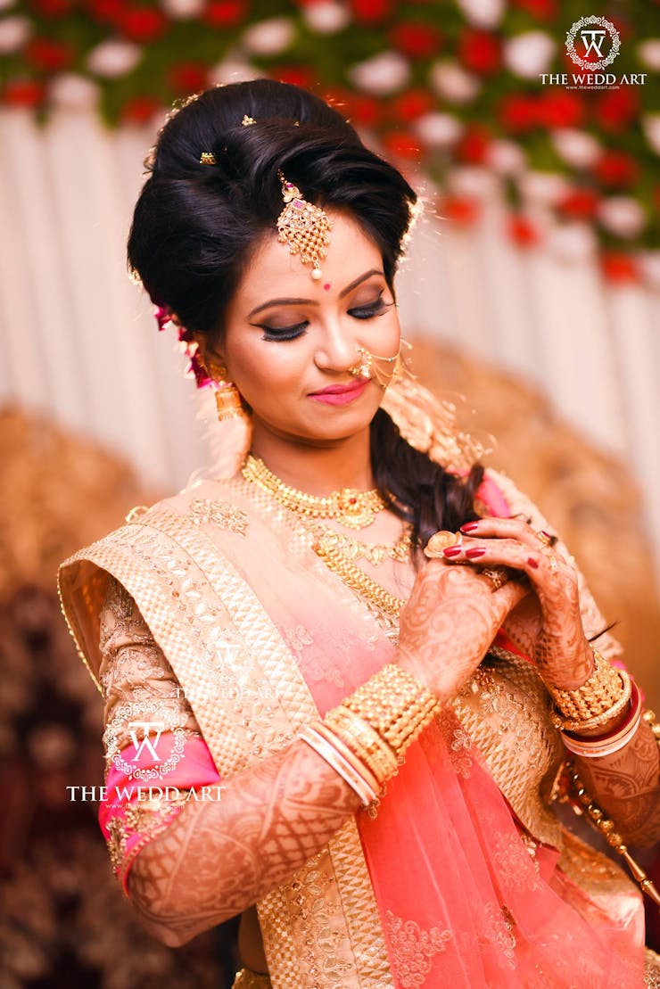 traditional look of bengali bride in reception
