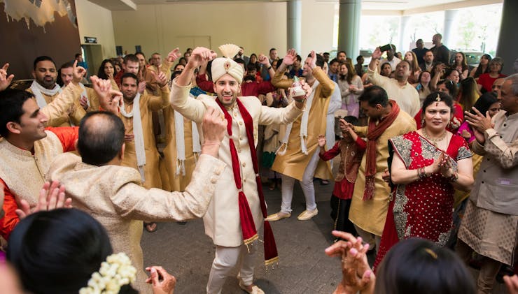 unique groom poses ideas for wedding