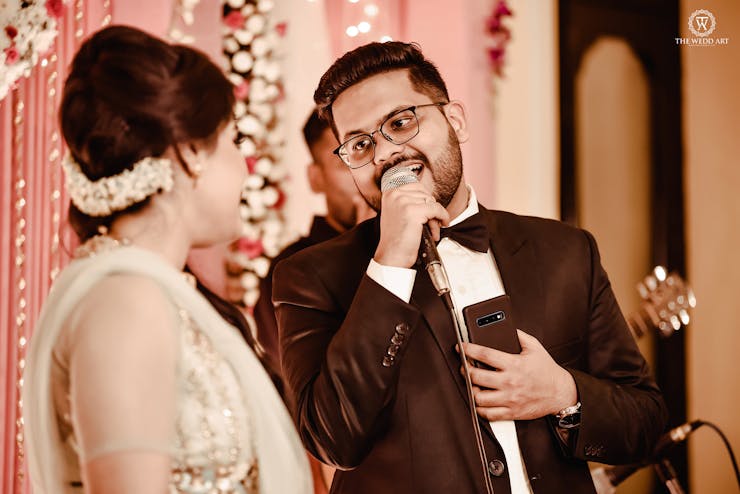 trending couple pose