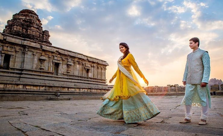 traditional outfits for couples in pre-wedding.